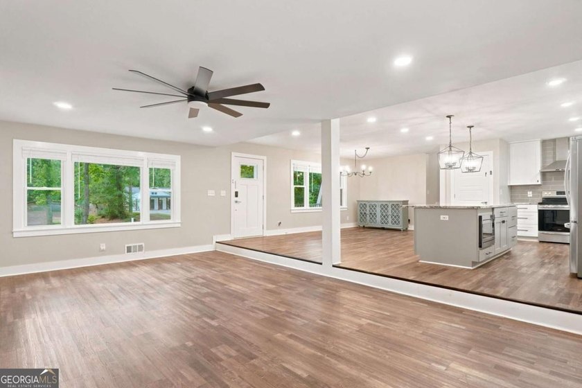 Welcome home to this beautifully renovated 3-bedroom, 2-bathroom - photo 15