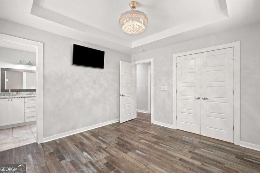 Welcome home to this beautifully renovated 3-bedroom, 2-bathroom - photo 20
