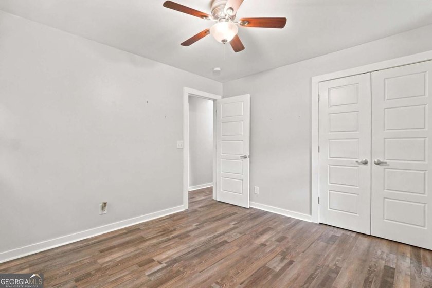 Welcome home to this beautifully renovated 3-bedroom, 2-bathroom - photo 25