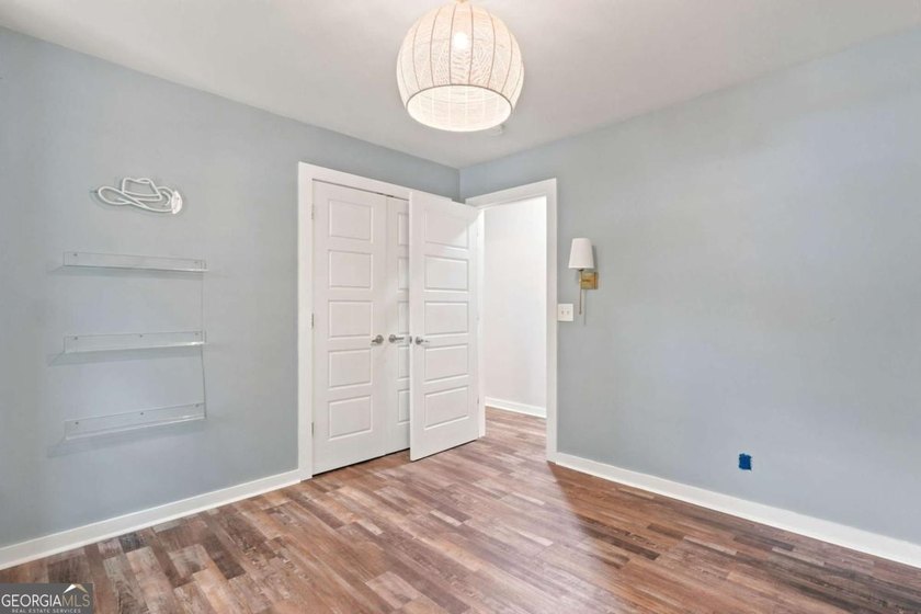 Welcome home to this beautifully renovated 3-bedroom, 2-bathroom - photo 27