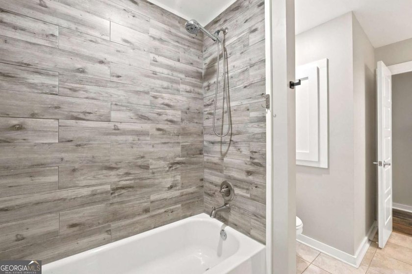 Welcome home to this beautifully renovated 3-bedroom, 2-bathroom - photo 30