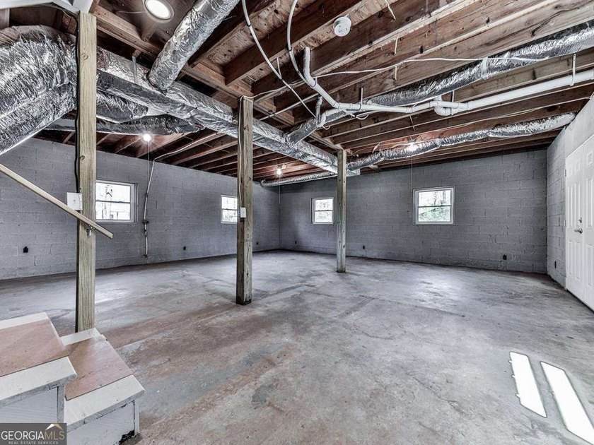 Welcome home to this beautifully renovated 3-bedroom, 2-bathroom - photo 32