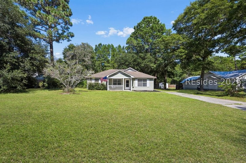 Tucked back on a quiet Lady's Island street, 16 Robin Way is a - photo 2