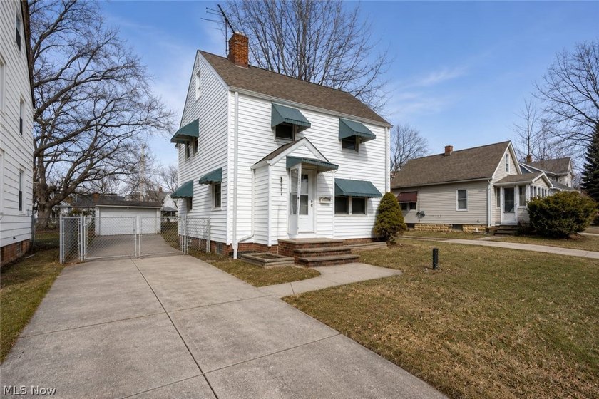Welcome home to this beautifully updated and move-in ready - photo 2
