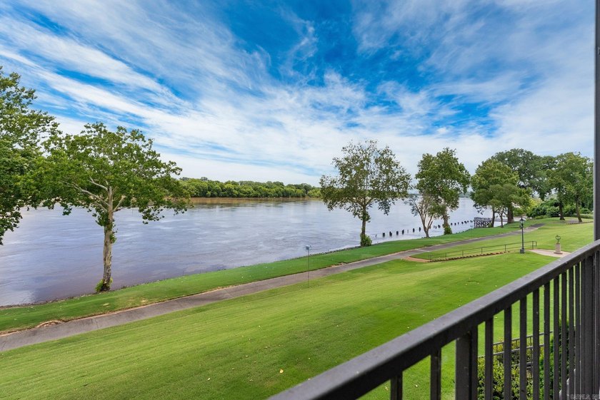 Amazing Riverbend condo custom designed by the renowned Noland - photo 4