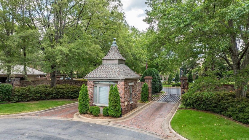 Amazing Riverbend condo custom designed by the renowned Noland - photo 7