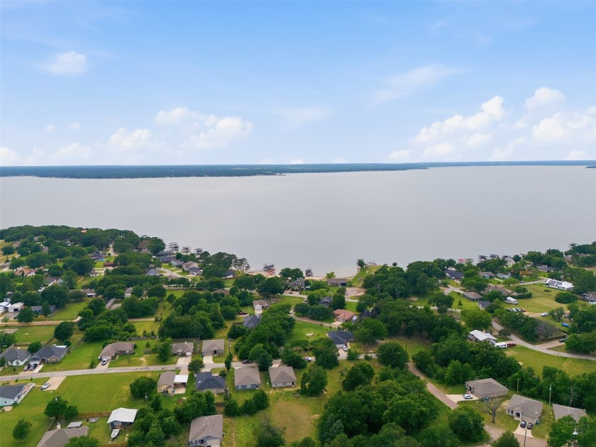 Enjoy peaceful living near beautiful Cedar Creek Lake in this - photo 31