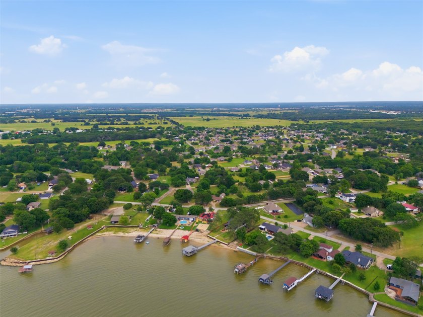 Enjoy peaceful living near beautiful Cedar Creek Lake in this - photo 32