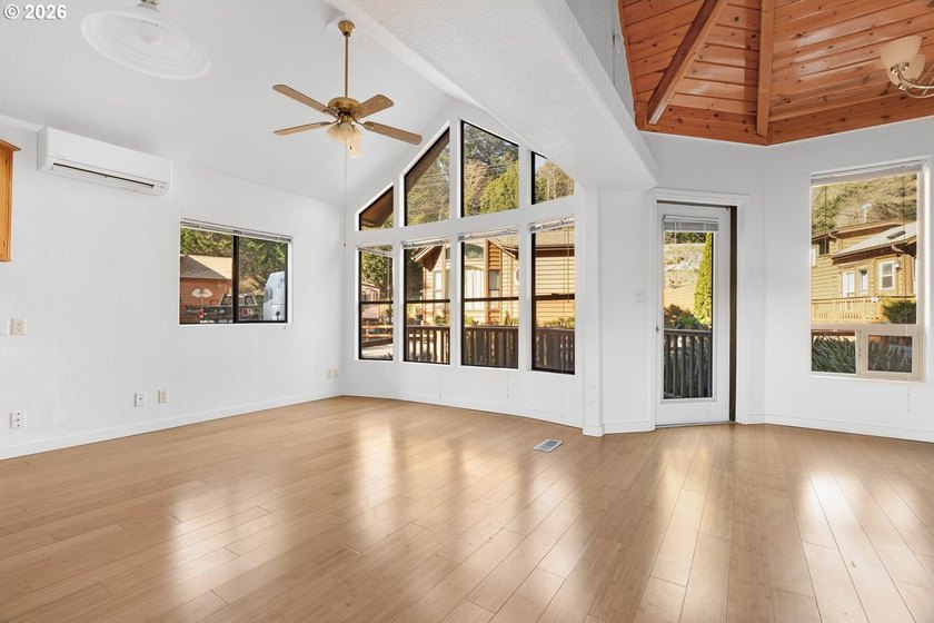 Updated coastal cottage in the sought-after Chetco River Resort - photo 4