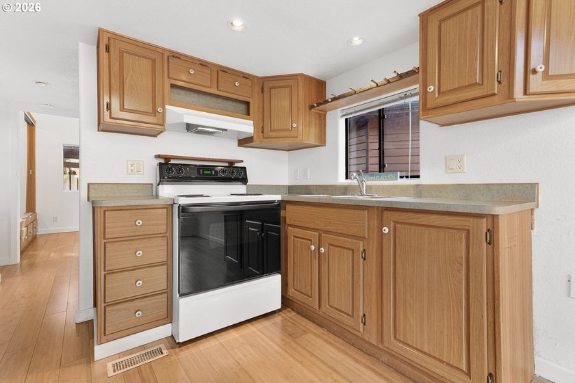 Updated coastal cottage in the sought-after Chetco River Resort - photo 7