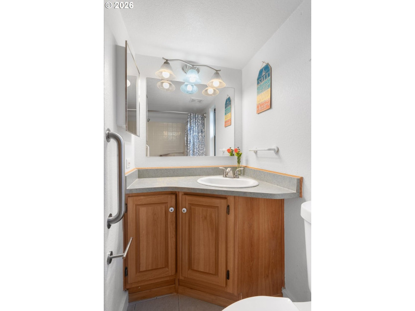 Updated coastal cottage in the sought-after Chetco River Resort - photo 9