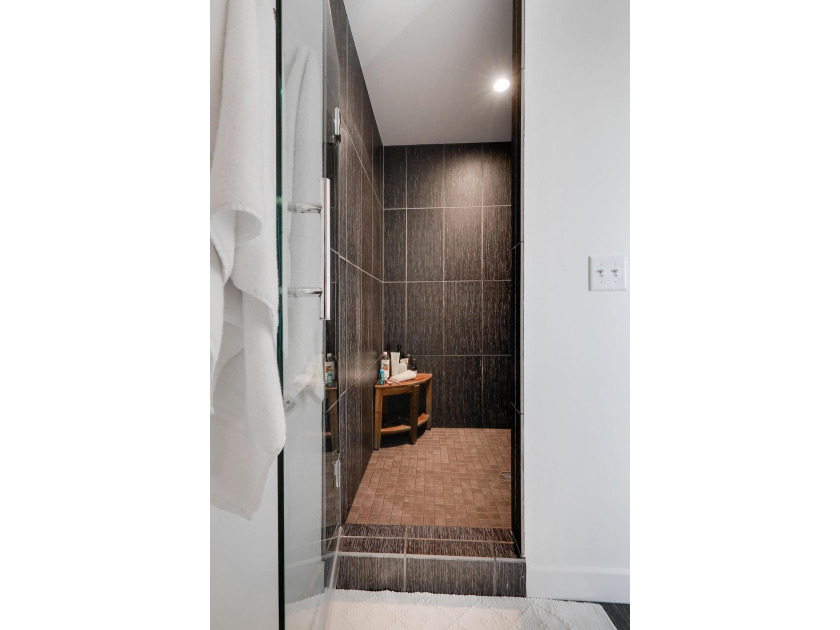 Experience elevated city living in this stunning 3 bed + den, 3 - photo 19
