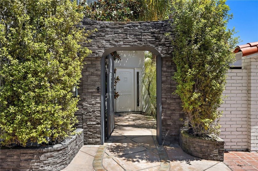 Welcome to modern, resort-style living on Lido Isle. Extensively - photo 3
