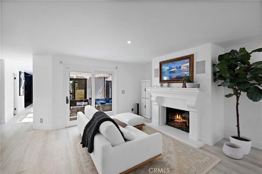 Welcome to modern, resort-style living on Lido Isle. Extensively - photo 5