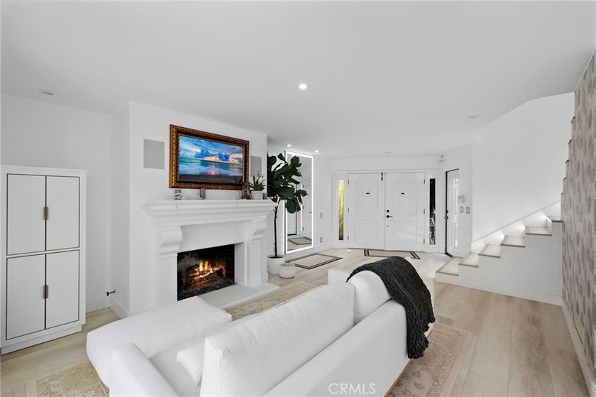 Welcome to modern, resort-style living on Lido Isle. Extensively - photo 6