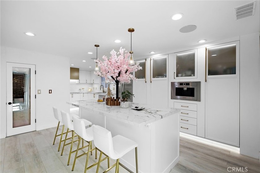 Welcome to modern, resort-style living on Lido Isle. Extensively - photo 8