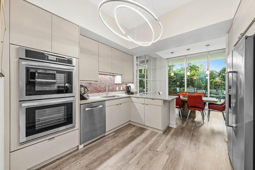 Experience luxury living in this beautifully renovated 2 bedroom - photo 18