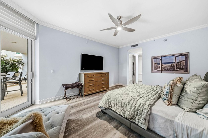 Experience luxury living in this beautifully renovated 2 bedroom - photo 24