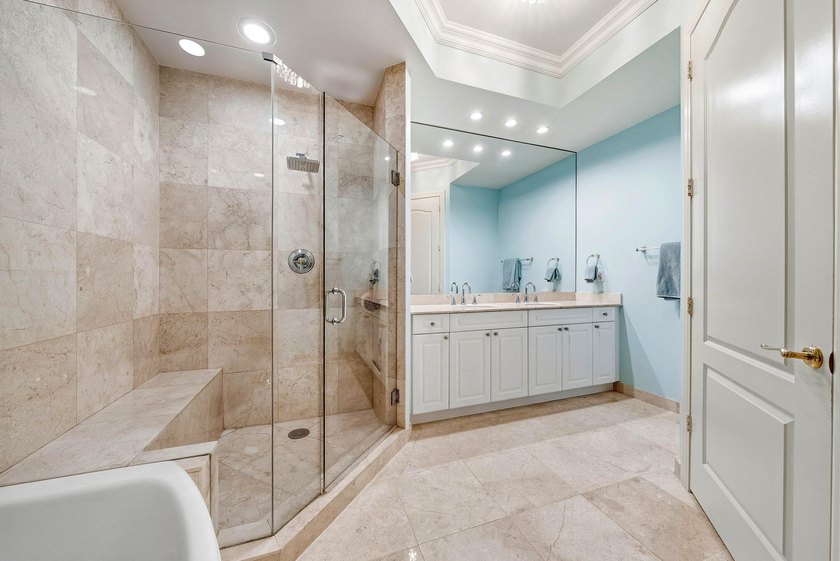Experience luxury living in this beautifully renovated 2 bedroom - photo 26