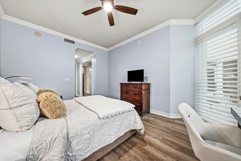 Experience luxury living in this beautifully renovated 2 bedroom - photo 31