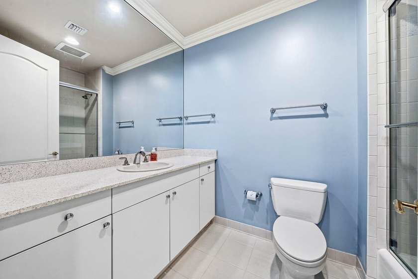 Experience luxury living in this beautifully renovated 2 bedroom - photo 32