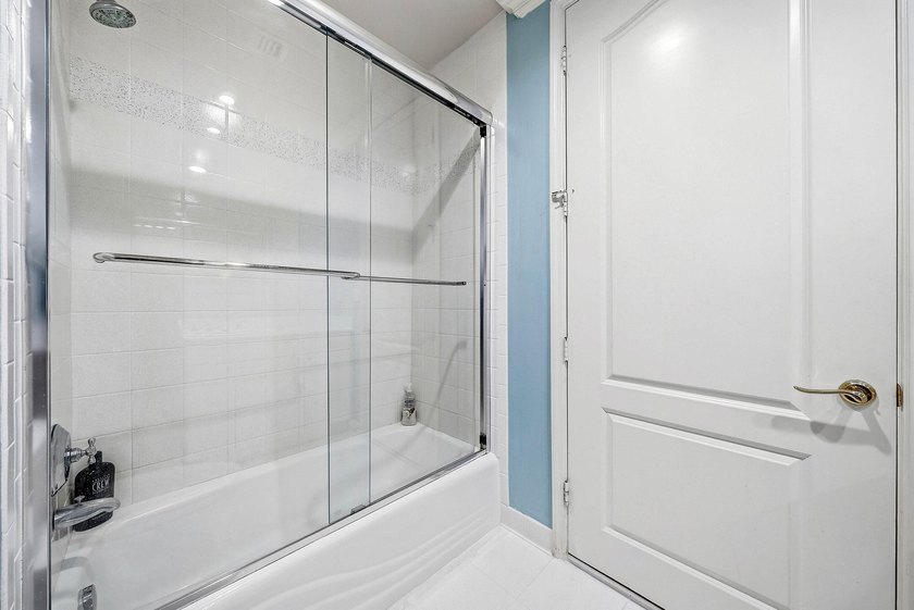 Experience luxury living in this beautifully renovated 2 bedroom - photo 33