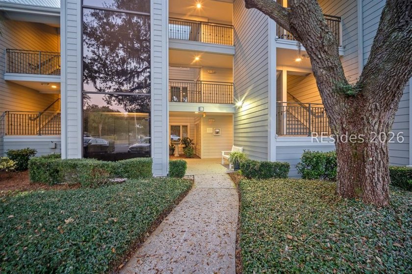 Rare Waterfront Villa in Indian Springs. This end-unit villa - photo 4