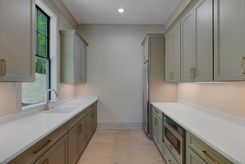 PRIVACY. CRAFTSMANSHIP. LIFESTYLE. NEW CUSTOM HOME PERFECTLY - photo 24
