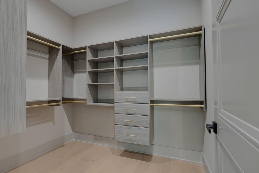 PRIVACY. CRAFTSMANSHIP. LIFESTYLE. NEW CUSTOM HOME PERFECTLY - photo 30