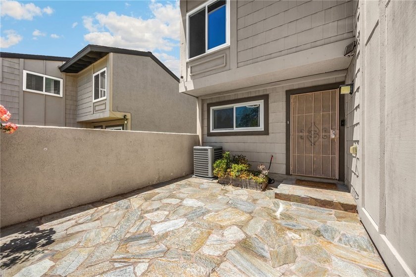 UPDATED &amp; LARGEST floor plan in Shady Hollow, perfectly located - photo 2