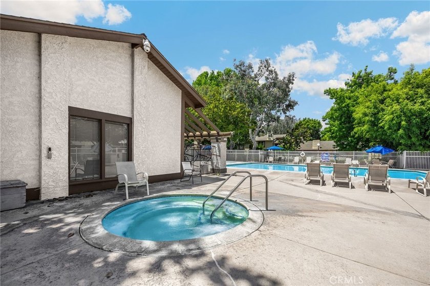 UPDATED &amp; LARGEST floor plan in Shady Hollow, perfectly located - photo 5