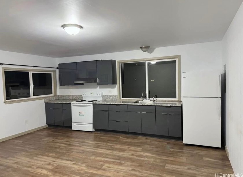 Rare opportunity to own two newer homes on a spacious lot, ideal - photo 7