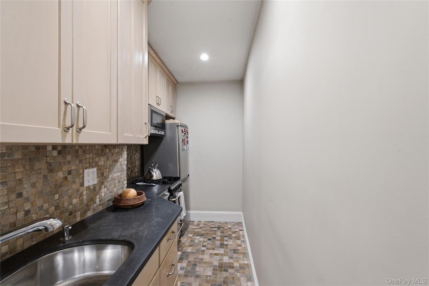 Come experience this beautiful pre-war one bedroom, one bathroom - photo 13