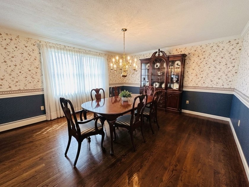 Welcome home to this stunning custom Ranch, featuring a barn - photo 14