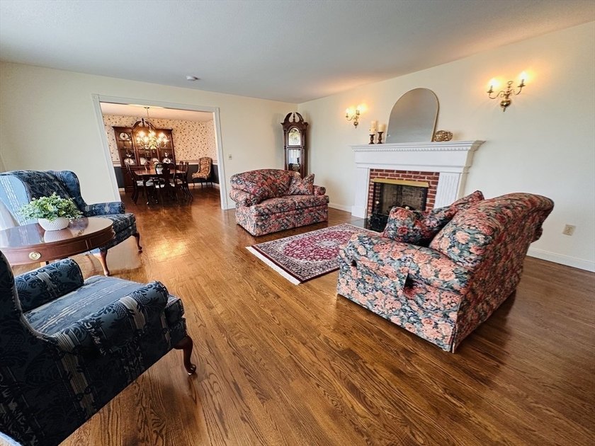 Welcome home to this stunning custom Ranch, featuring a barn - photo 15