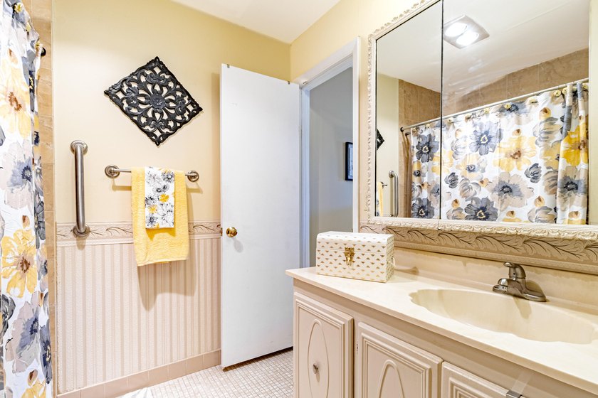 Beautifully maintained 2-bedroom, 1.5-bath condo in the - photo 18