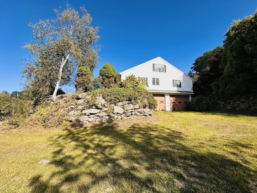 Welcome home to this stunning custom Ranch, featuring a barn - photo 31