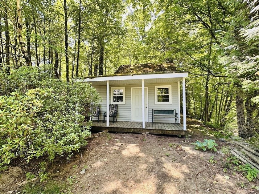 Welcome home to this stunning custom Ranch, featuring a barn - photo 37