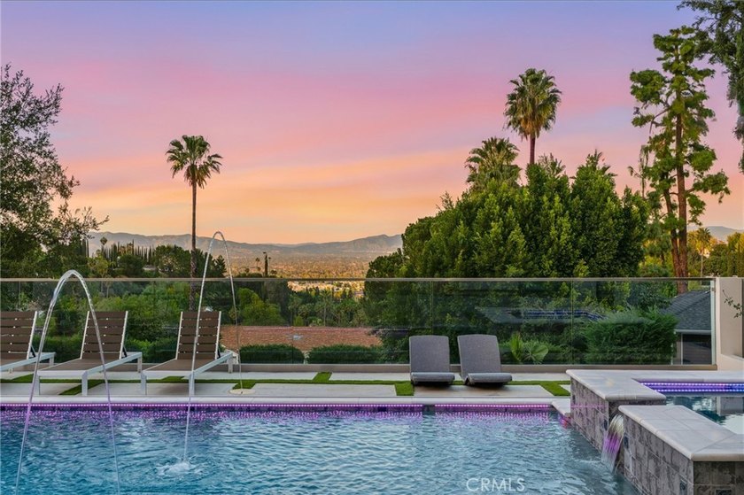 Ultra-private gated Encino compound offering rare seclusion - photo 11