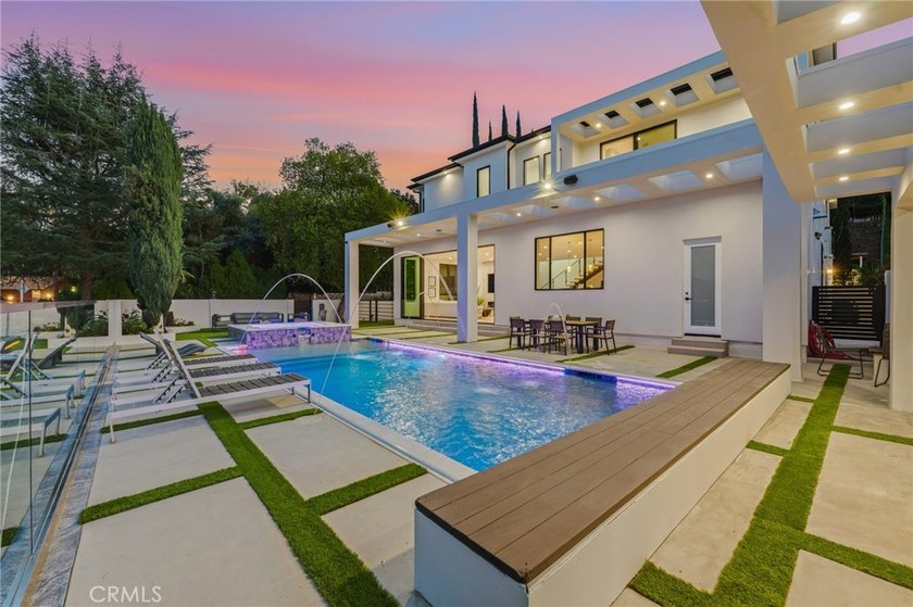 Ultra-private gated Encino compound offering rare seclusion - photo 16