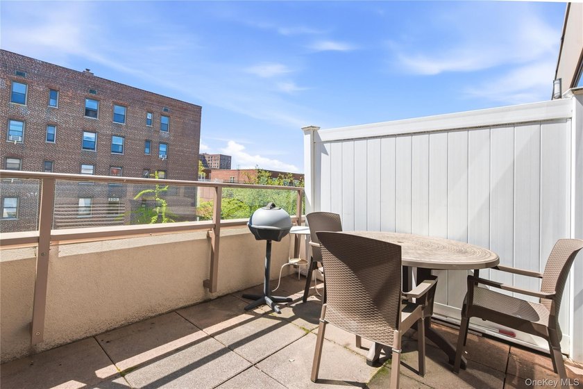 Penthouse living done right at Novo 64 in Forest Hills. This - photo 17