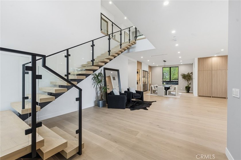 Ultra-private gated Encino compound offering rare seclusion - photo 18