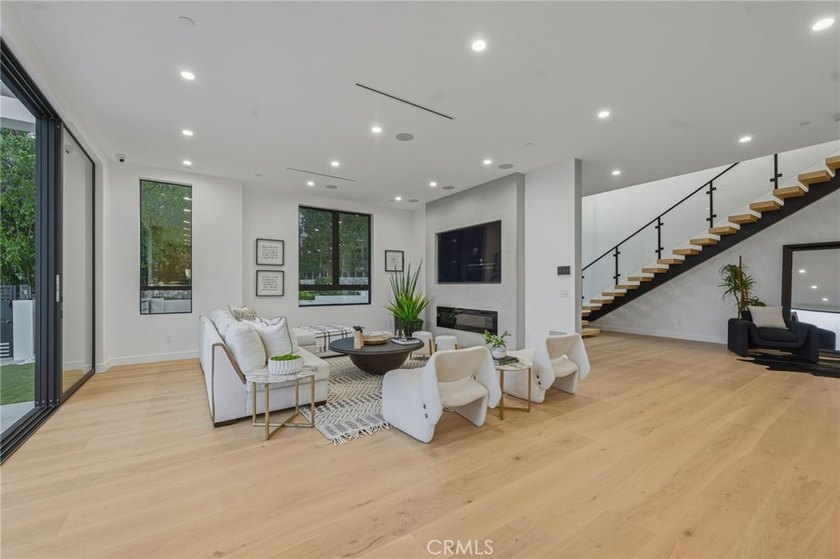 Ultra-private gated Encino compound offering rare seclusion - photo 29