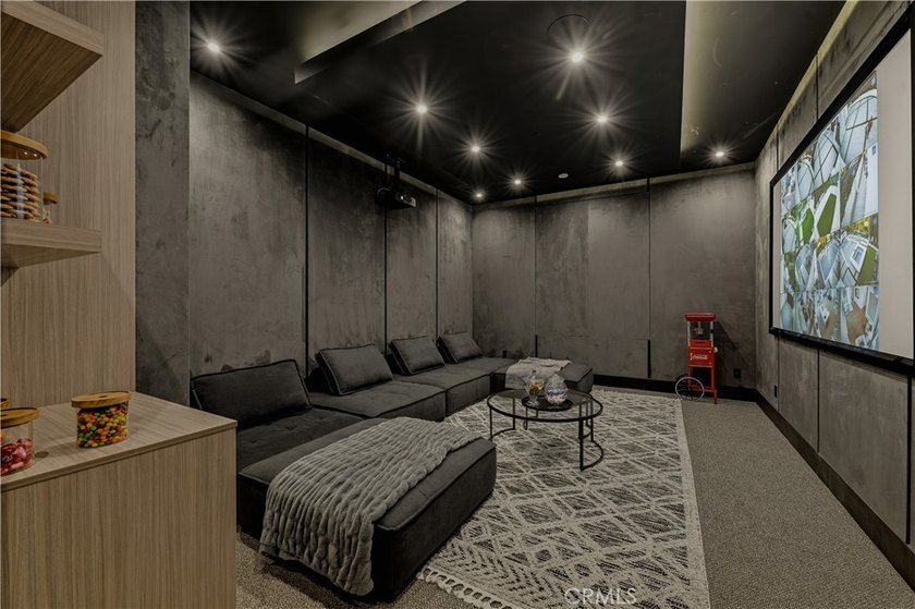 Ultra-private gated Encino compound offering rare seclusion - photo 35