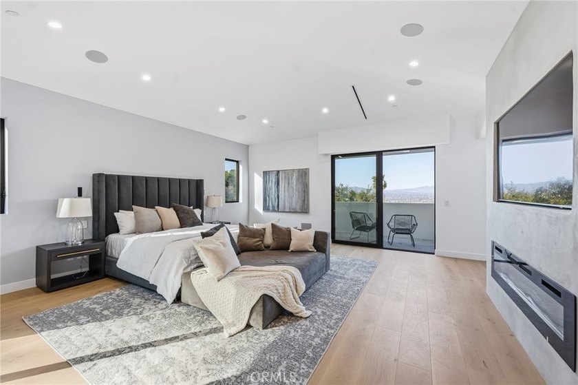 Ultra-private gated Encino compound offering rare seclusion - photo 38