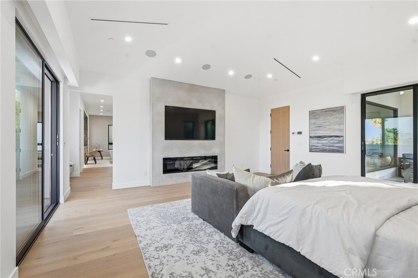 Ultra-private gated Encino compound offering rare seclusion - photo 41