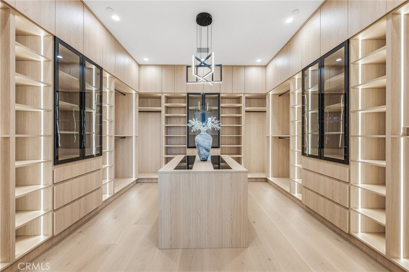 Ultra-private gated Encino compound offering rare seclusion - photo 45