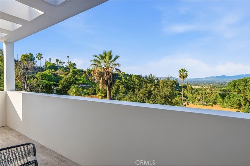 Ultra-private gated Encino compound offering rare seclusion - photo 48