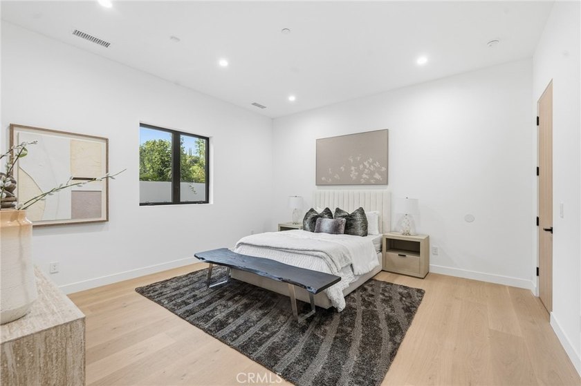 Ultra-private gated Encino compound offering rare seclusion - photo 49