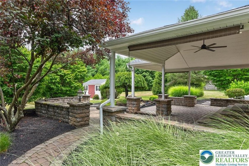 Beautifully maintained 4-Bedroom home on close to a half acre - photo 50